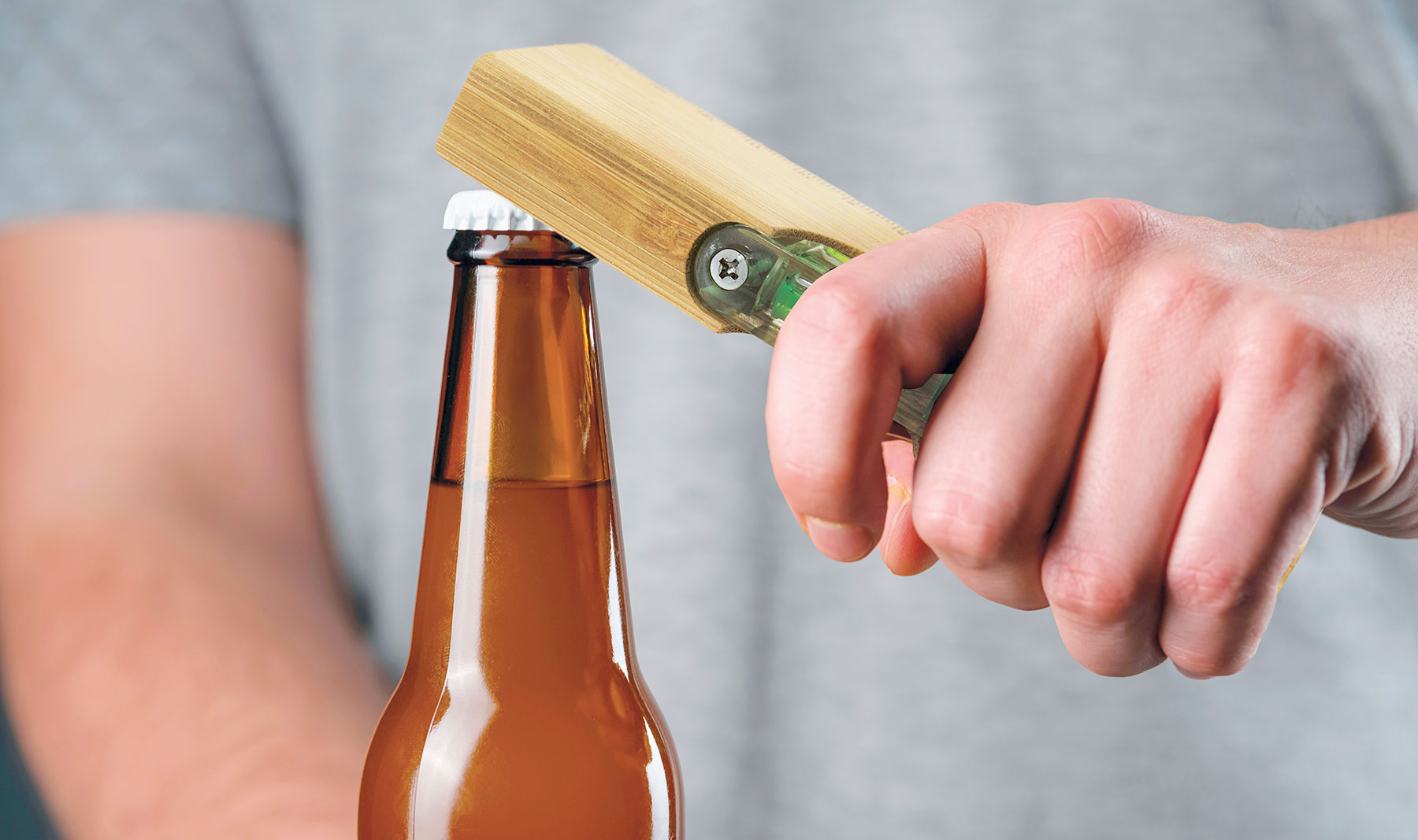 REGLA NIVEL DE BURBUJA DE BAMBÚ CON ABREBOTELLAS